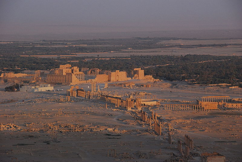 Eine der beiden wichtigen Karawanenstädte: Palmyra im Jahr 2008. Zu sehen ist die Kolonnaden-Straße und der Tempel des Bel.