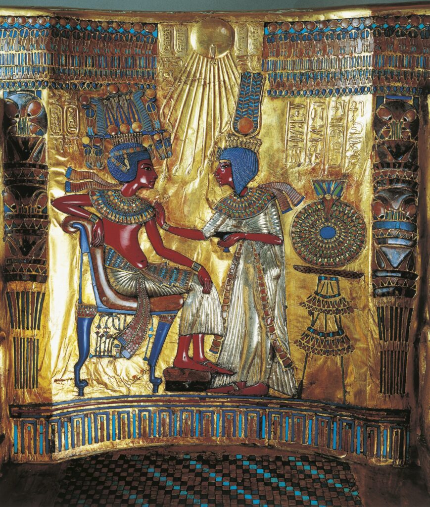 Ausschnitt aus der Rückenlehne des Throns aus dem Grab des Tutanchamuns. Zu sehen ist der sitzende Pharao zusammen mit seiner Königin.