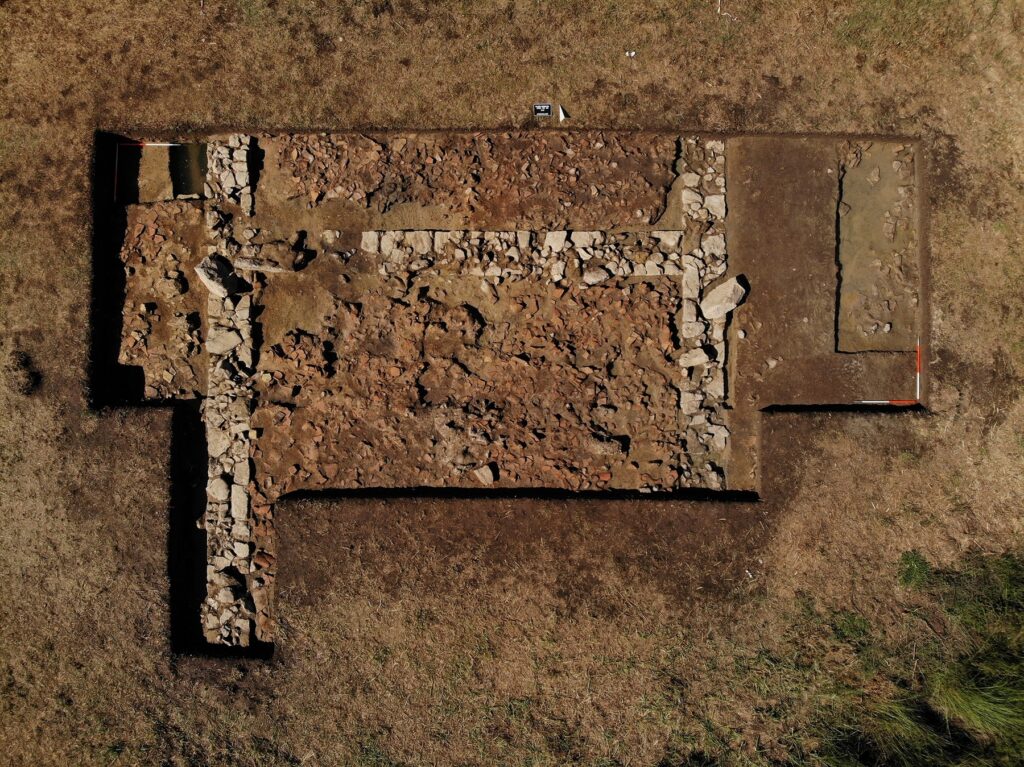 Zu sehen ist ein Grabungsschnitt mit den Fundamentresten eines Tempels