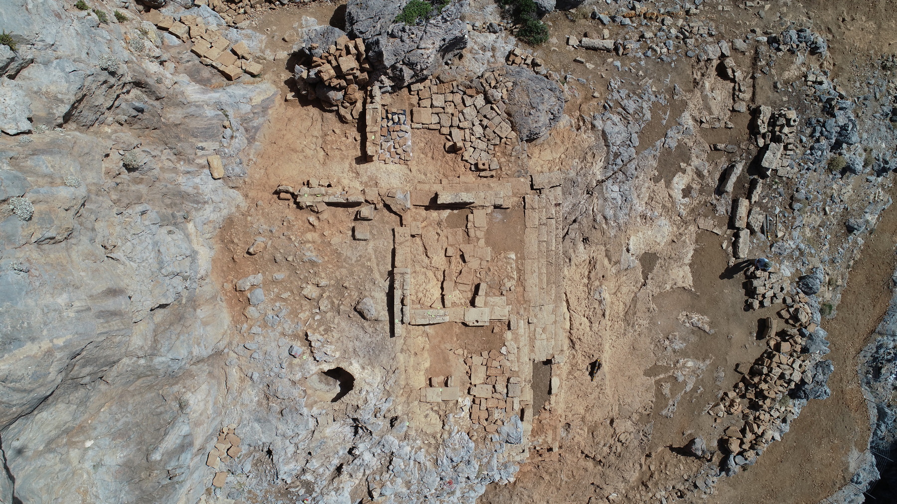Luftbild des Tempels im Demeter-Heiligtum von Phalasarna, Kreta, nach der Ausgrabung 2022.