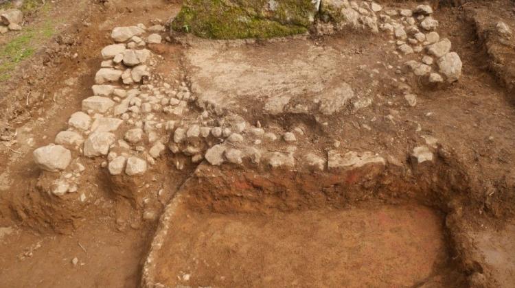 ausgegrabene Mauerreste, die zu einer Weinpresse gehören