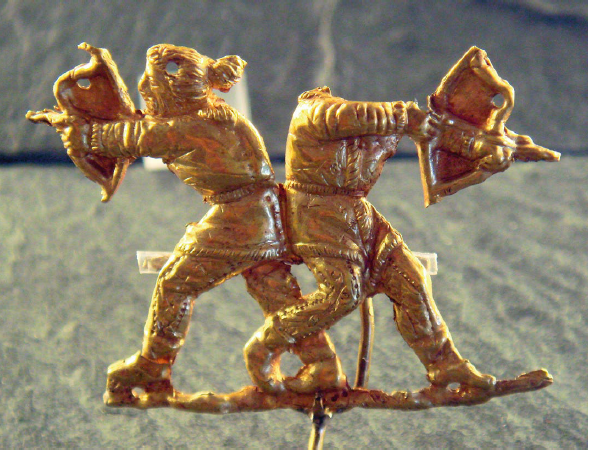Goldener Kleidungsbesatz in Form zweier nomadischer Bogenschützen mit Kompositreflexbogen.