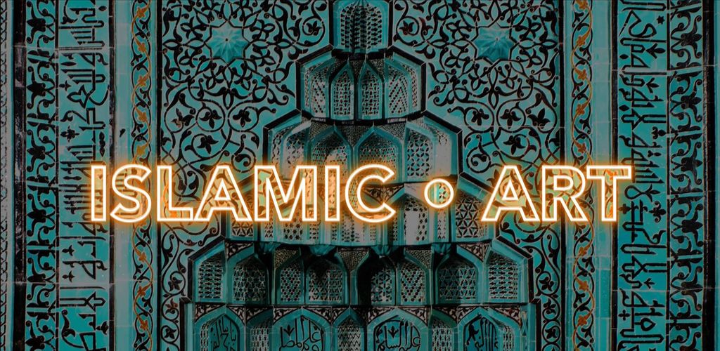 Schriftzug "Islamic Art" in leuchtenden Buchstaben. Im Hintergrund türkise mit Ornamenten und arabischer Kalligraphie verzierte Kacheln.