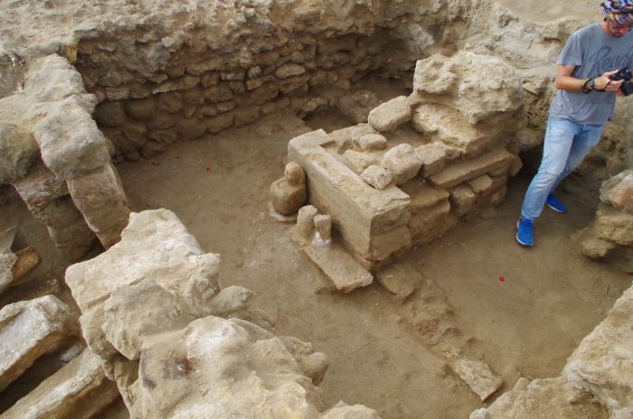 Der Falkenschrein in Berenike: zu sehen sind die Grundmauern eines kleinen Raumes, in dem ein gemauerter Sockel und davor eine kleine Statue stehen.