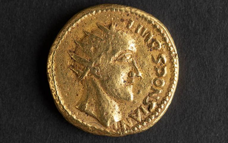 Goldmünze mit dem Porträt des römischen Kaisers Sponsian mit Strahlenkrone. Vor ihm die Inschrift Imp Sponsiani.
