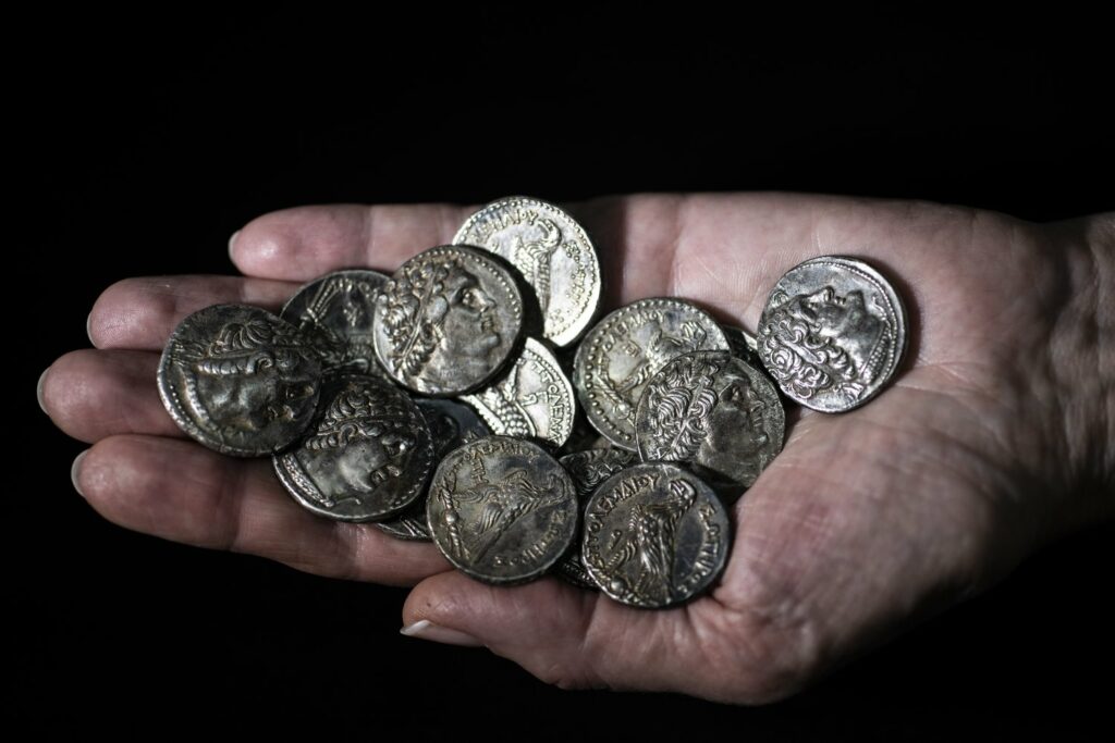 Silbermünzen, die während dem Makkabäeraufstand versteckt wurden.
