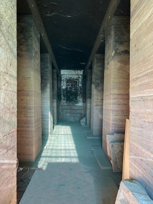 Das Grab in der Nekropole von Qubbet el-Hawa (Assuan): zu sehen ist ein Korridor zwischen Pfeilern.