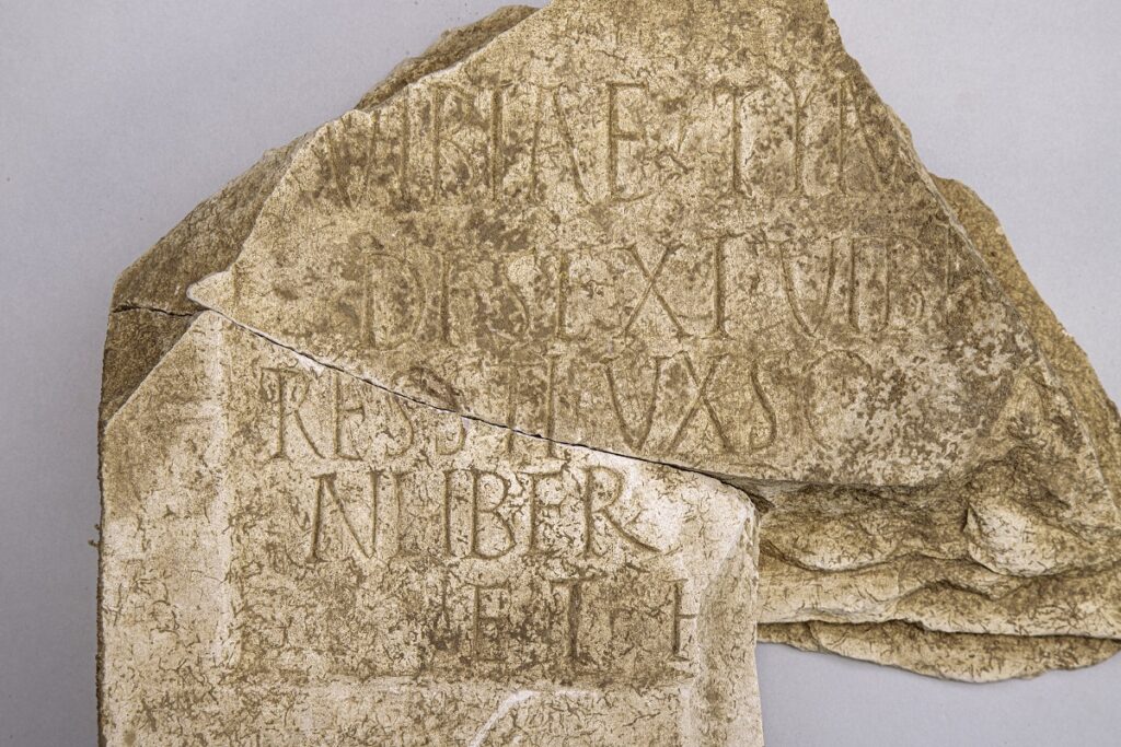 Zwei Fragmente einer lateinischen Inschrift.