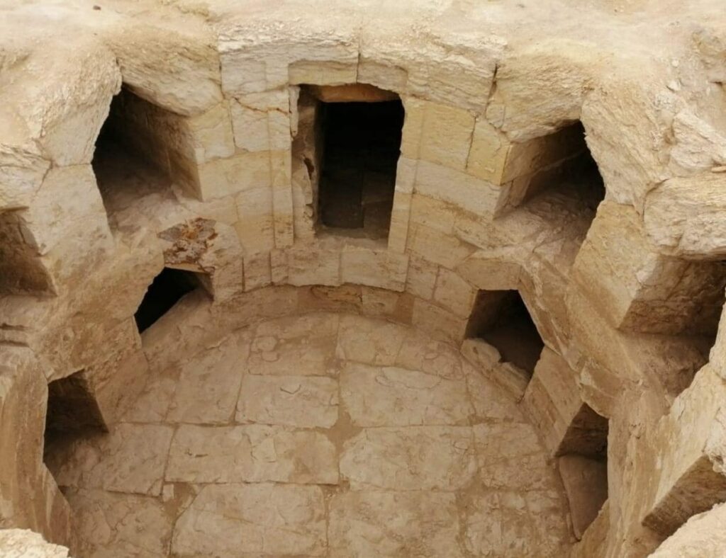 Zu sehen sind die Grabkammern aus dem Grabungsareal in Fayum. Die Kammern sind um einen runden Hof angeordnet.