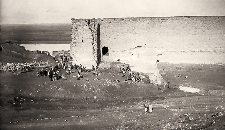 Schwarzweißfoto von der Ausgrabung in Dura-Europos.