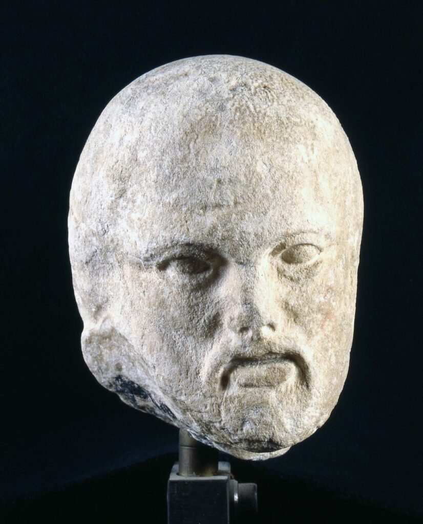 Eines der von Papst Franziskus aus den Vatikanischen Museen zurückgegebenen Parthenonfragmente: zu sehen ist ein Kopf eines bärtigen Mannes.